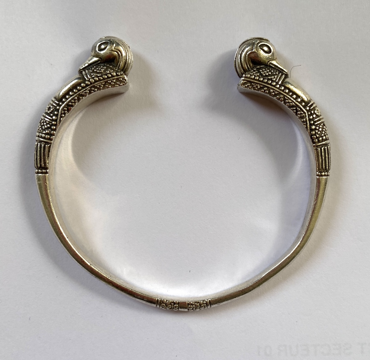 Arthus Bertrand pour le Louvre. Bracelet jonc ouvert en argent. Décor têtes de canards. 