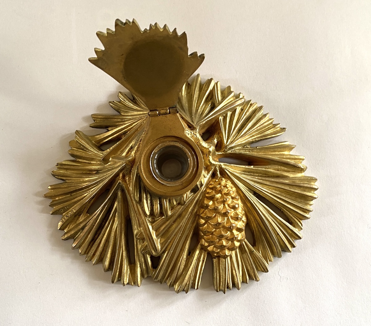 H. Boyer. Encrier en bronze à deux patines Art Nouveau. Branches et pomme de pin. -photo-2