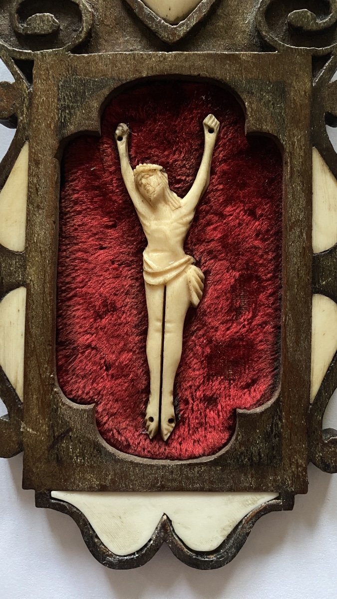Art populaire XIXème. Crucifix. Bois sculpté, os et velours.-photo-3