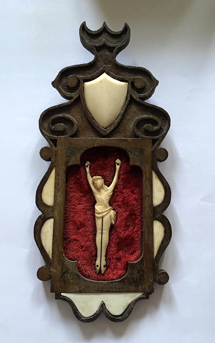 Art populaire XIXème. Crucifix. Bois sculpté, os et velours.
