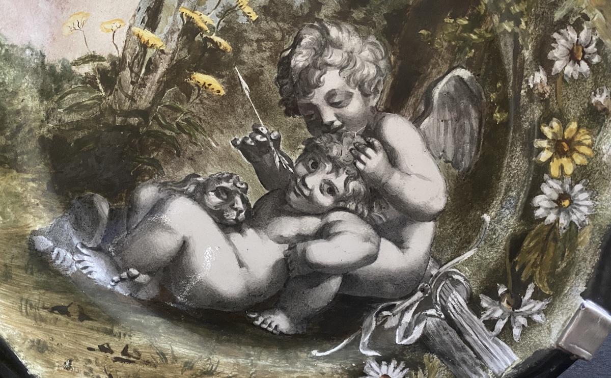 Plat en faïence XIXème formant bouquetière. Décor peint. Cupidon. Angelots dans un jardin.  -photo-2