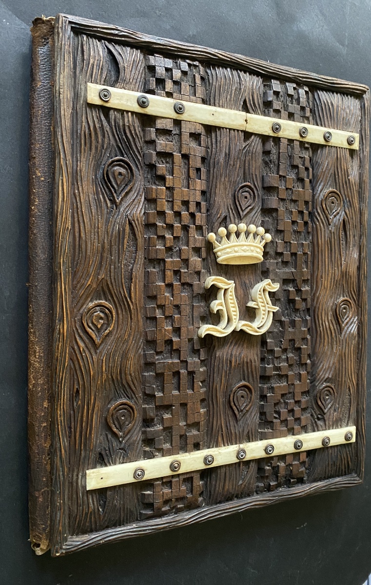 Curiosité. Reliure. Porte document XIXème. Trompe-l’œil bois. Couronne comtale et monogramme. -photo-2
