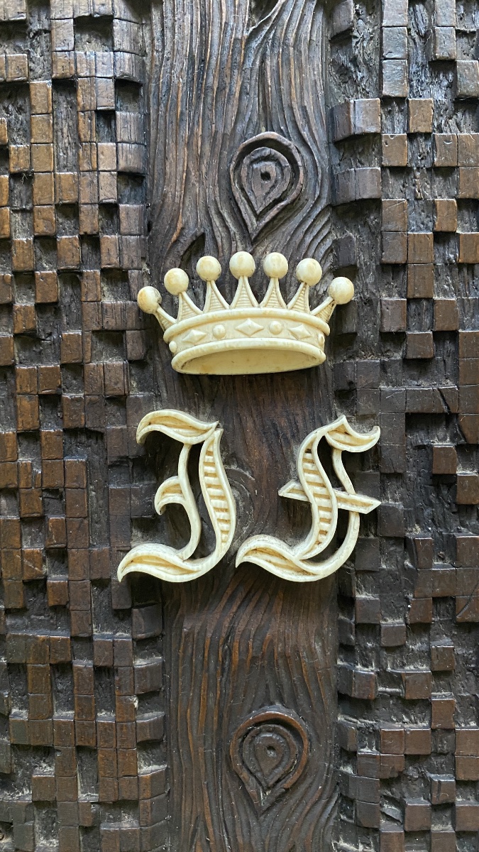 Curiosité. Reliure. Porte document XIXème. Trompe-l’œil bois. Couronne comtale et monogramme. -photo-3