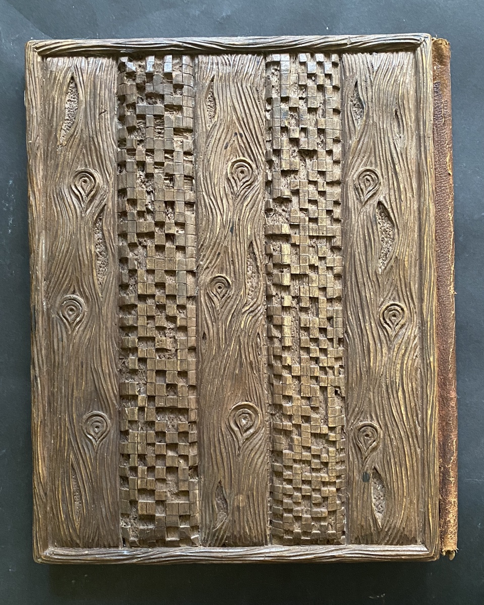 Curiosité. Reliure. Porte document XIXème. Trompe-l’œil bois. Couronne comtale et monogramme. -photo-4