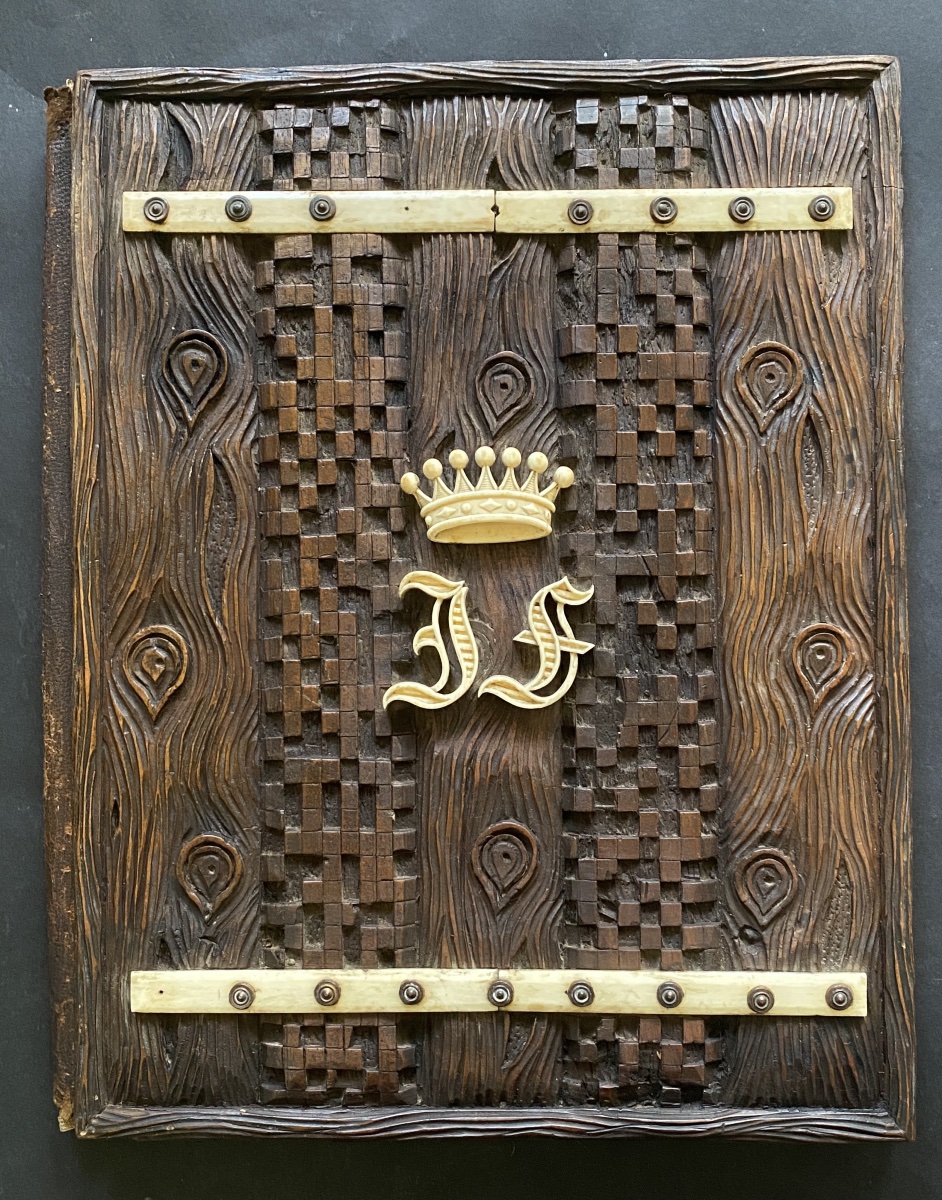 Curiosité. Reliure. Porte document XIXème. Trompe-l’œil bois. Couronne comtale et monogramme. 