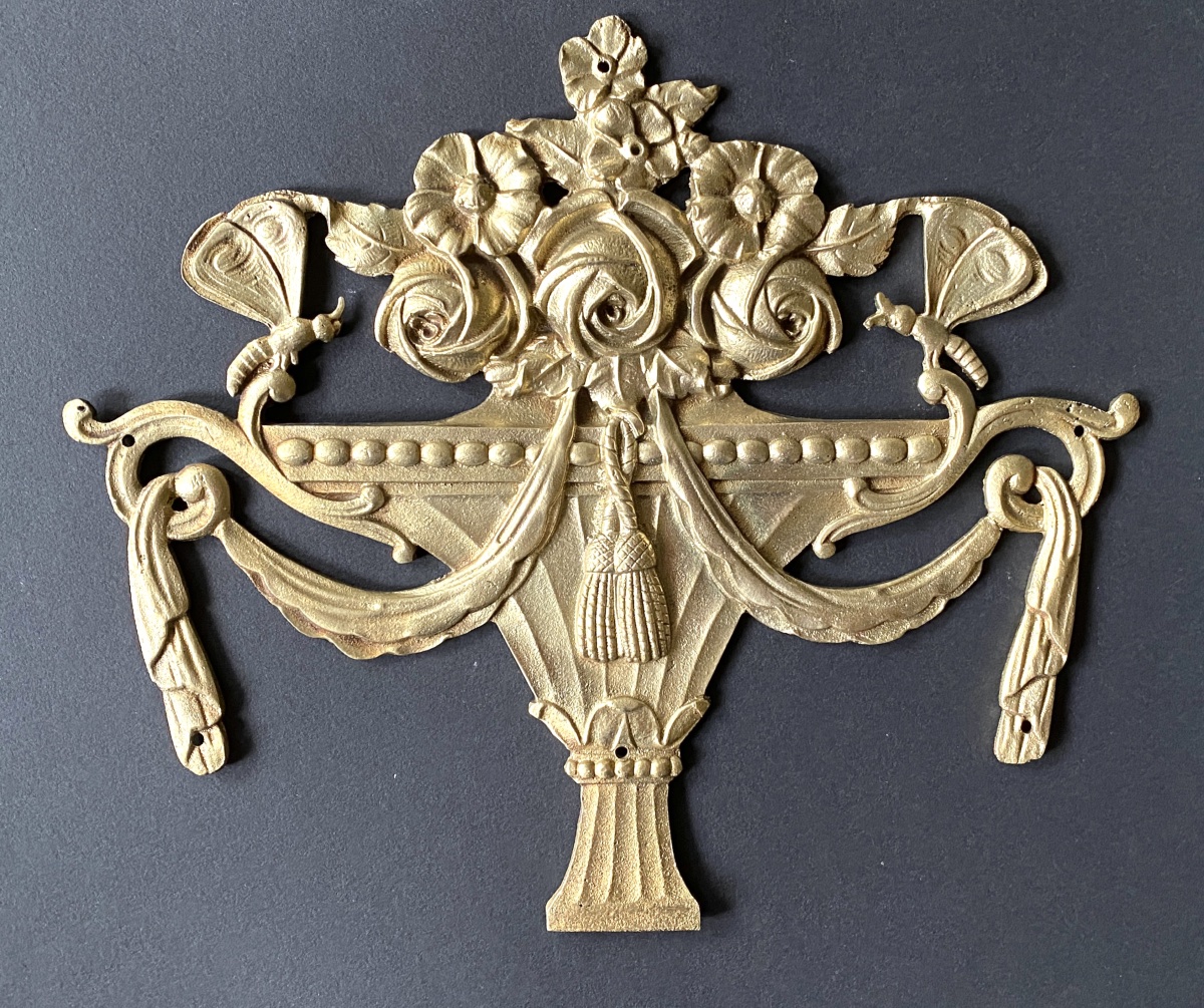 Bronze d’ornement XIXème. Corbeille fleurie et papillons. 
