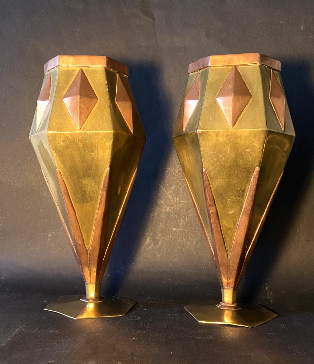 Paire de vases Art Déco. Travail de tranchée. Début XXème. Laiton et cuivre.-photo-4