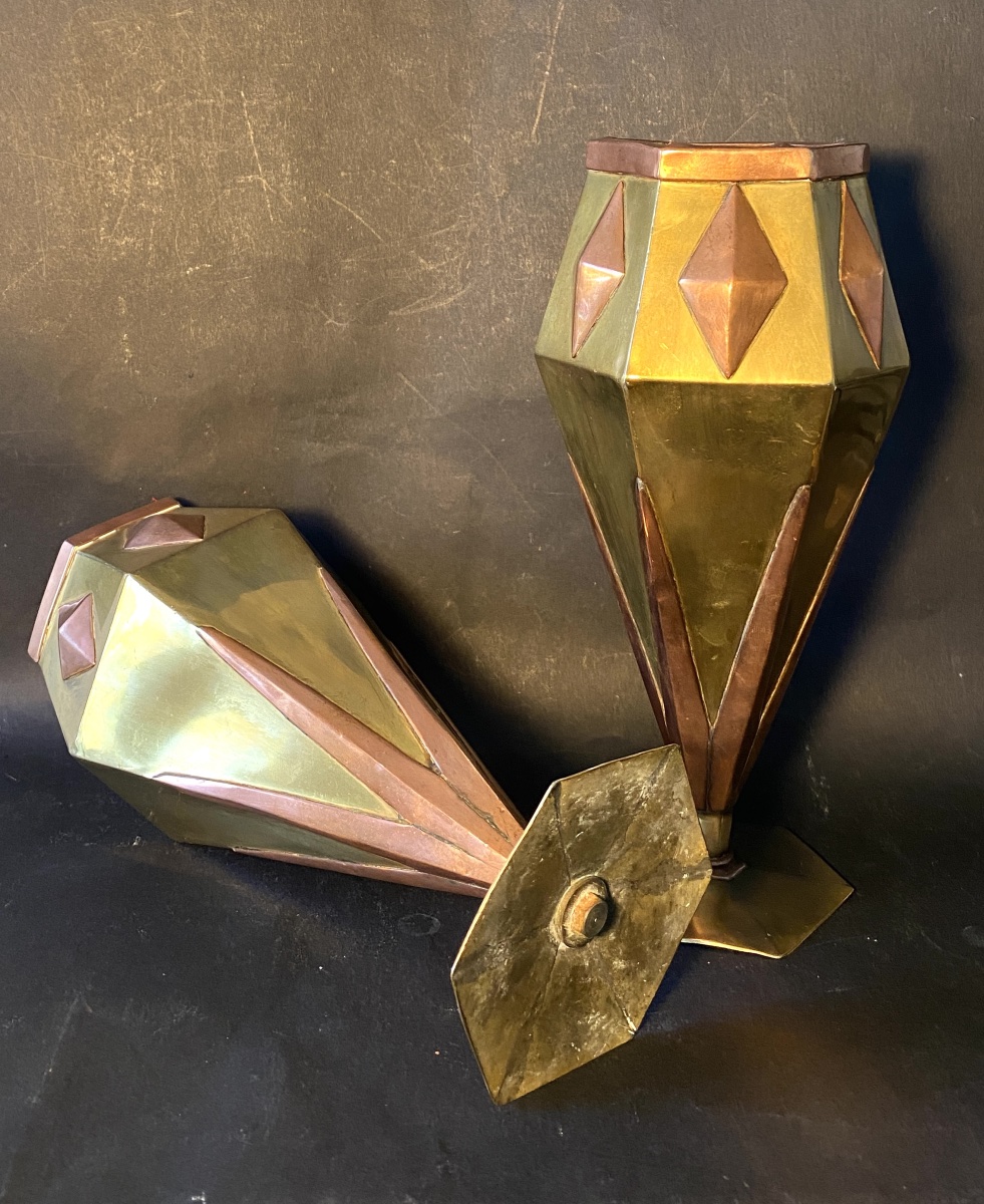 Paire de vases Art Déco. Travail de tranchée. Début XXème. Laiton et cuivre.-photo-3