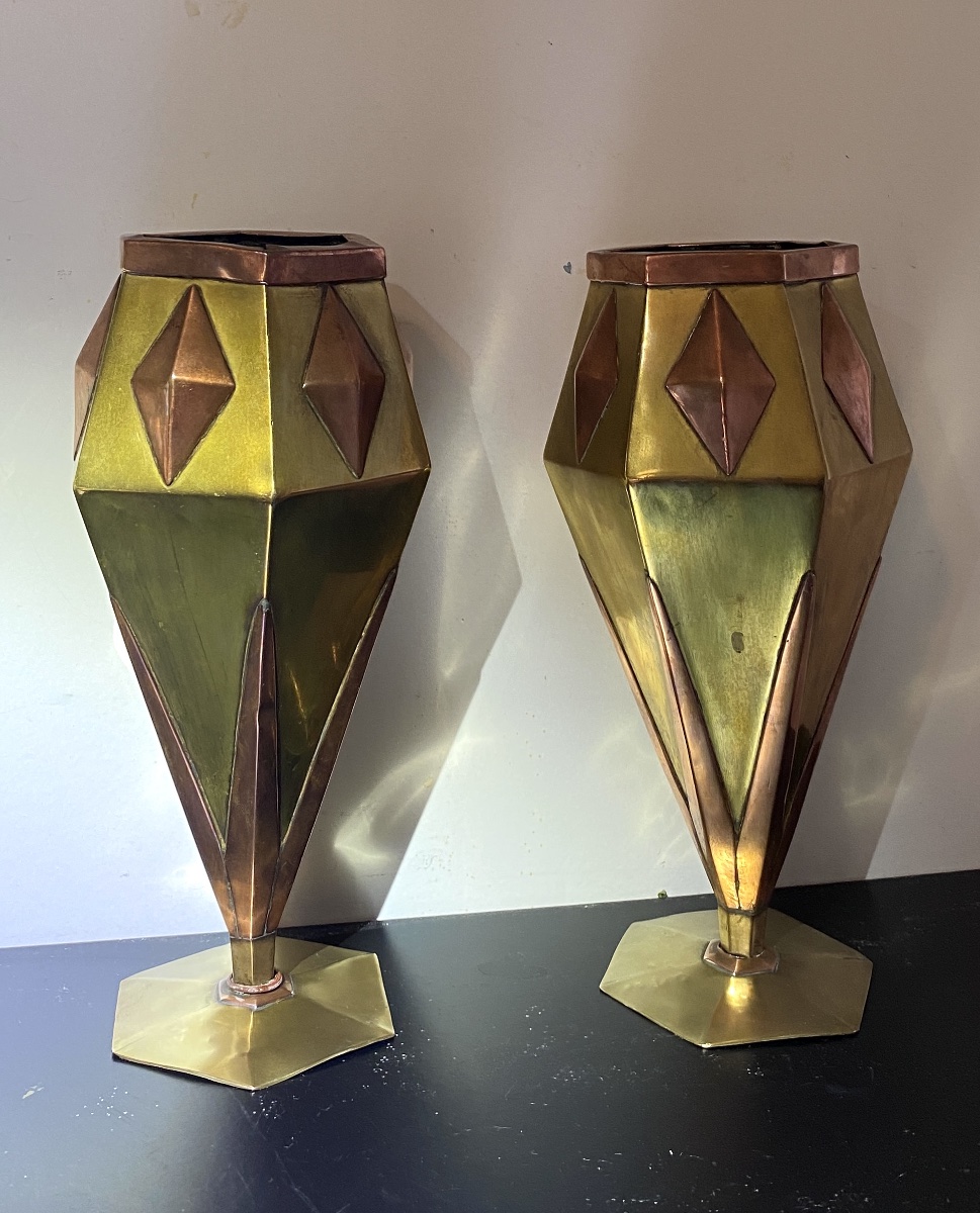 Paire de vases Art Déco. Travail de tranchée. Début XXème. Laiton et cuivre.