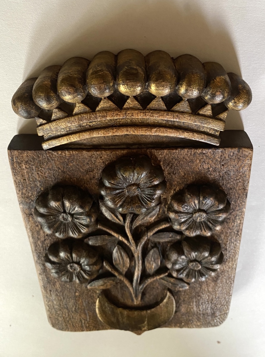Armoiries. Blason en bois sculpté XIXème avec couronne comtale, fleurs et croissant.  -photo-2