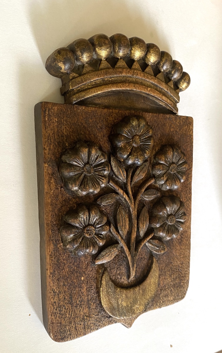 Armoiries. Blason en bois sculpté XIXème avec couronne comtale, fleurs et croissant.  -photo-3