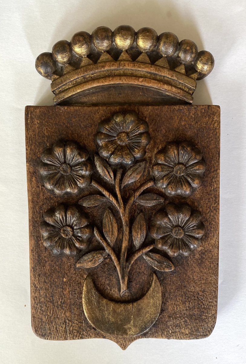 Armoiries. Blason en bois sculpté XIXème avec couronne comtale, fleurs et croissant.  