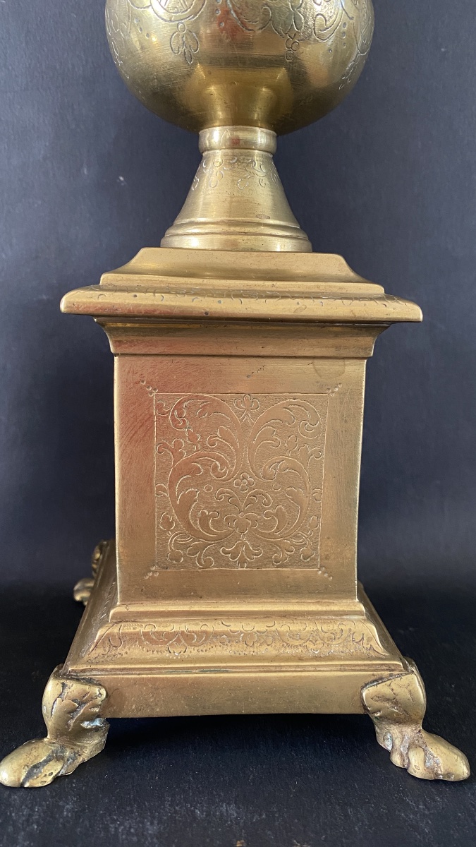 Pair Of 19th-century Bronze Candlesticks. Claw Feet And Engraved Decoration. -photo-4