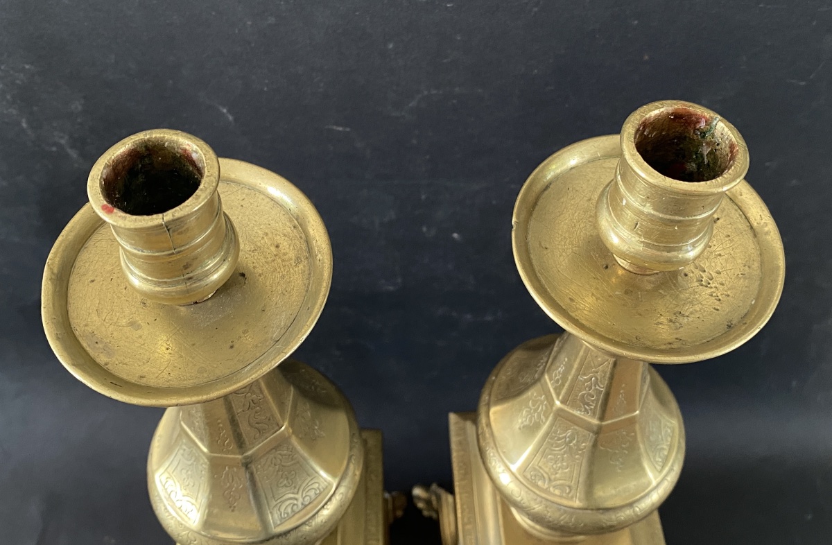 Pair Of 19th-century Bronze Candlesticks. Claw Feet And Engraved Decoration. -photo-1