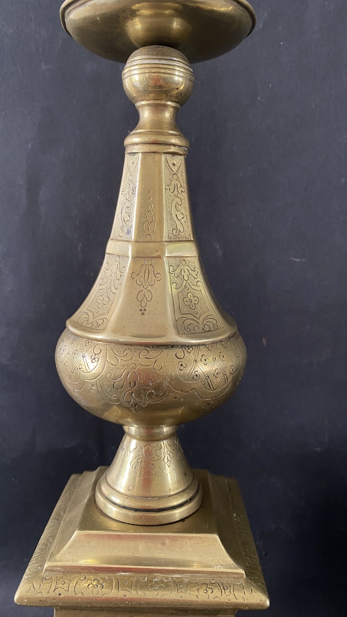 Pair Of 19th-century Bronze Candlesticks. Claw Feet And Engraved Decoration. -photo-2