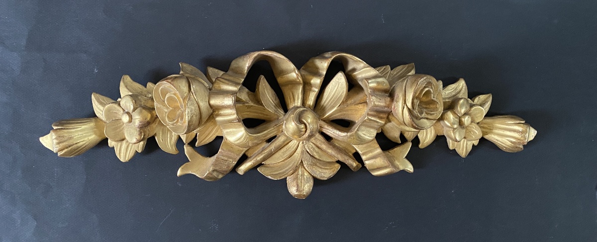 19th-century Carved And Gilded Wood. Flowers And A Knotted Ribbon In The Louis XVI Style.