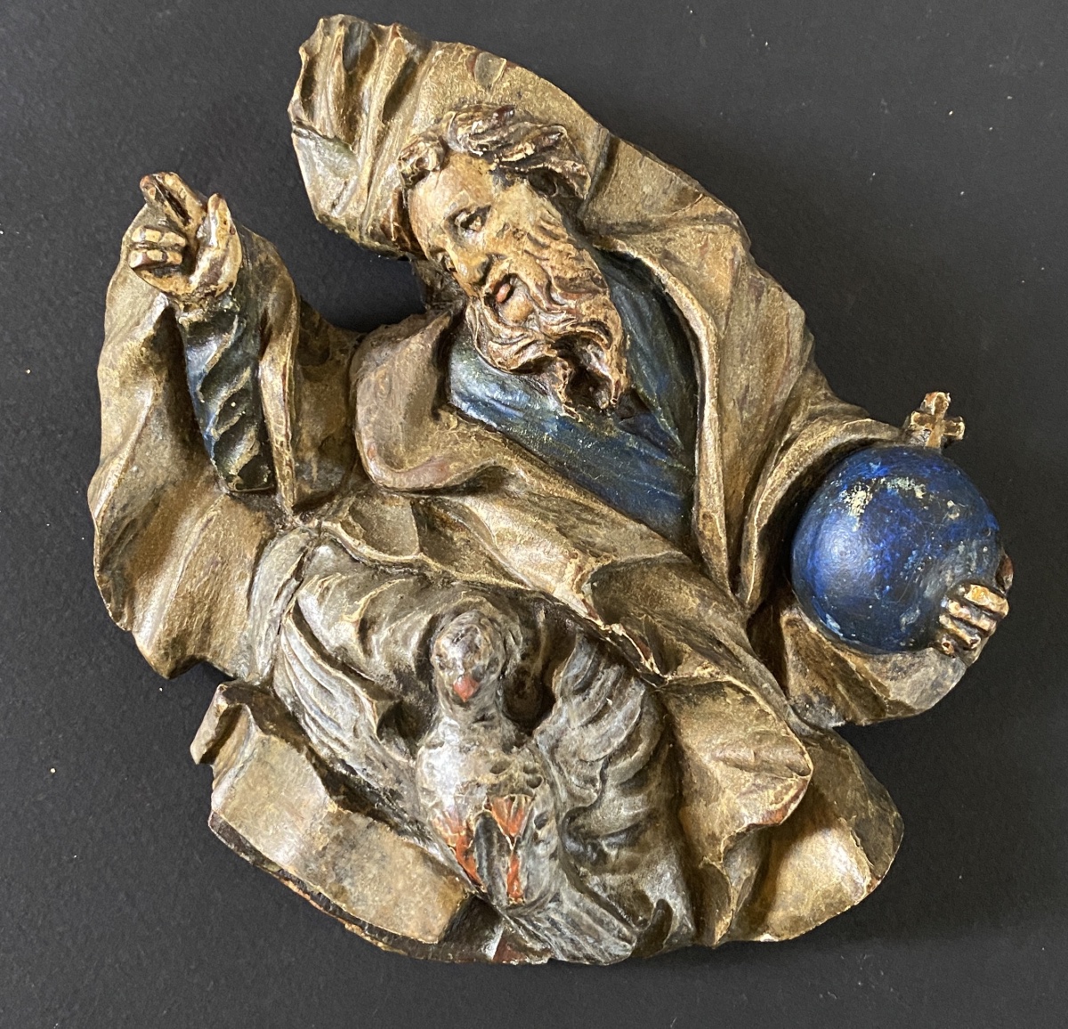 «Dieu le Père et le Saint Esprit». Sculpture en haut relief polychrome de style baroque XIXème.