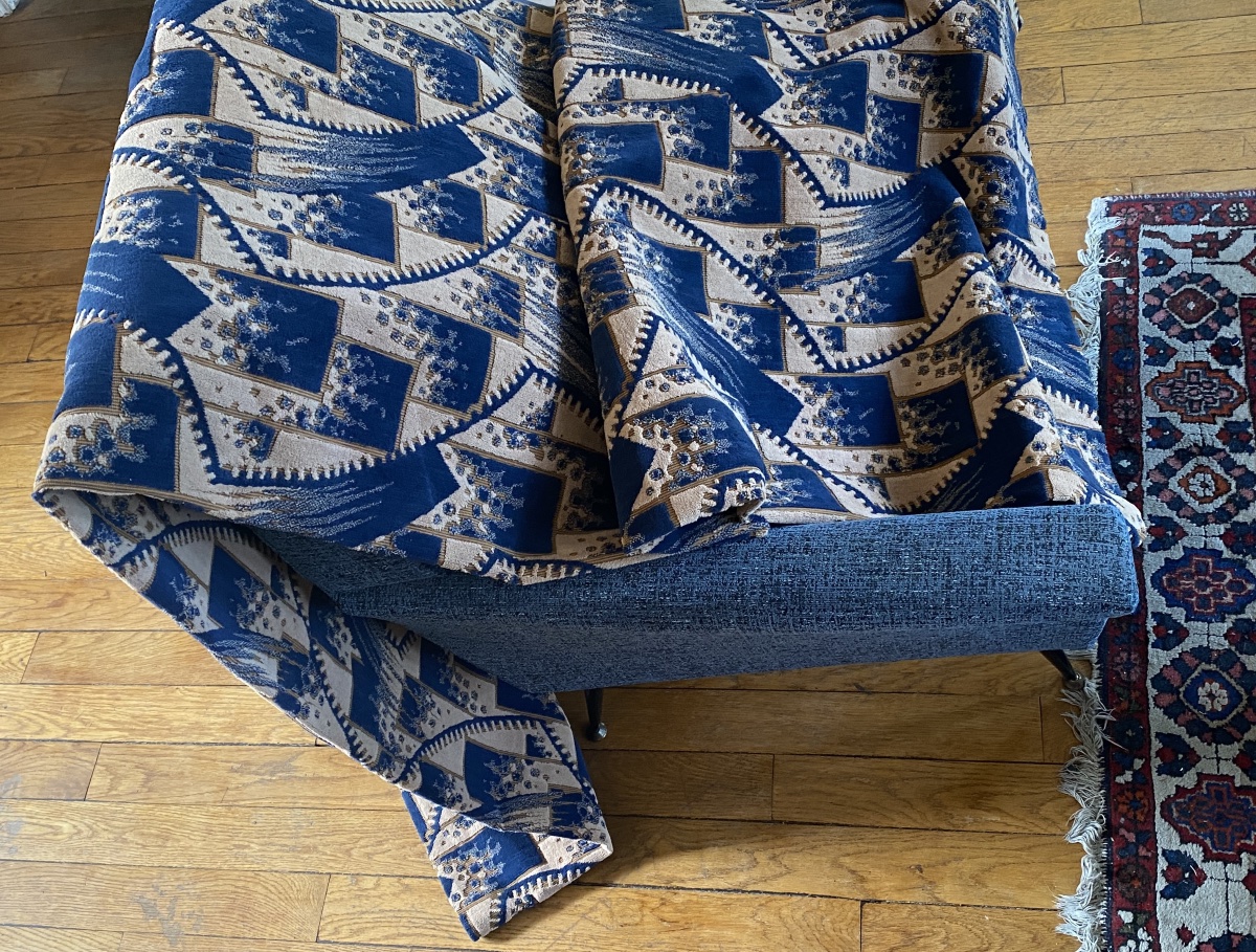 Rideau portière en velours Art Déco. Motifs géométriques bleus sur fond beige. Début XXème. -photo-2
