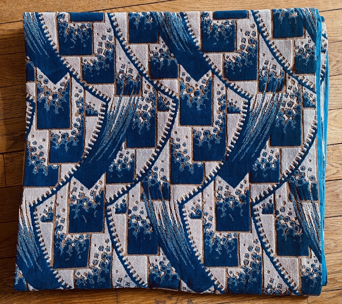 Rideau portière en velours Art Déco. Motifs géométriques bleus sur fond beige. Début XXème. 