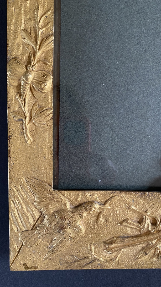 Cadre en bronze doré XIXème. Décor en relief fleurs, papillons et oiseau. -photo-3