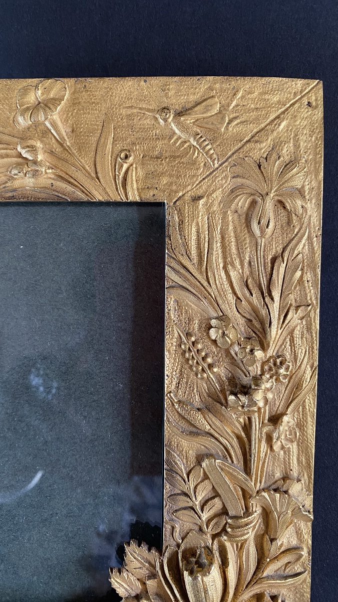 Cadre en bronze doré XIXème. Décor en relief fleurs, papillons et oiseau. -photo-1