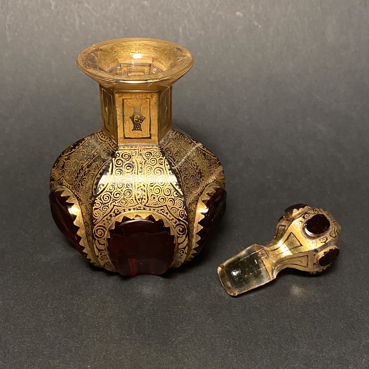 Moser Bohême. Flacon à parfum XIXème. Verre doré et rouge rubis. -photo-1