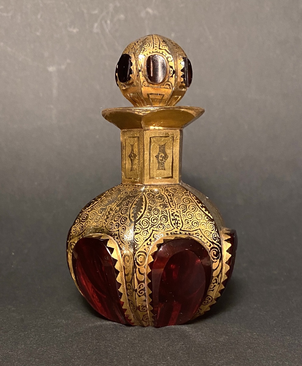 Moser Bohême. Flacon à parfum XIXème. Verre doré et rouge rubis. 