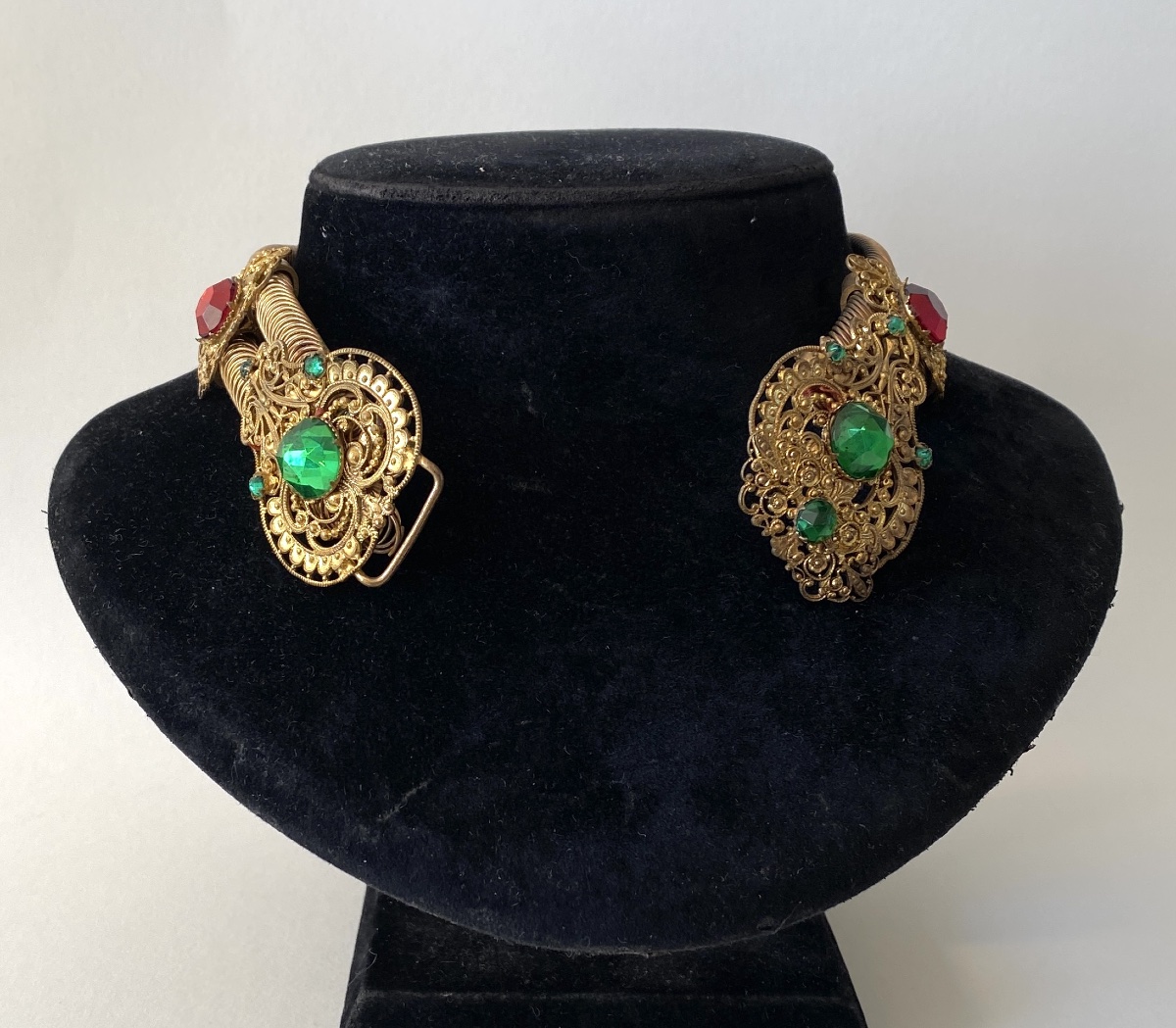 Collier de théâtre XIXème. Laiton doré et verre coloré. -photo-2
