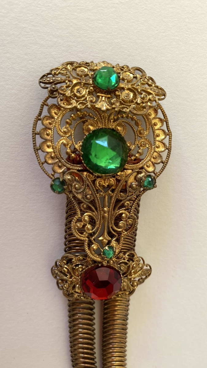 Collier de théâtre XIXème. Laiton doré et verre coloré. -photo-3