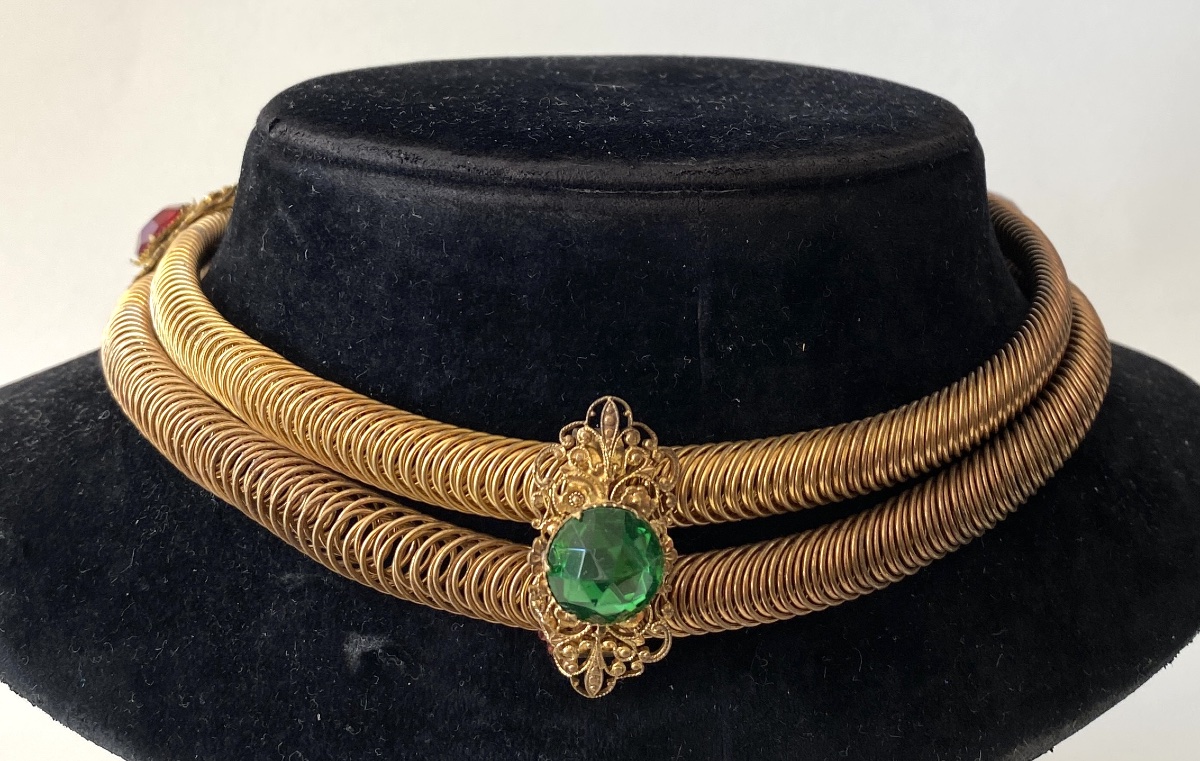 Collier de théâtre XIXème. Laiton doré et verre coloré. -photo-1
