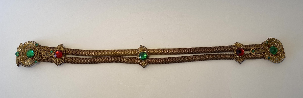 Collier de théâtre XIXème. Laiton doré et verre coloré. -photo-2