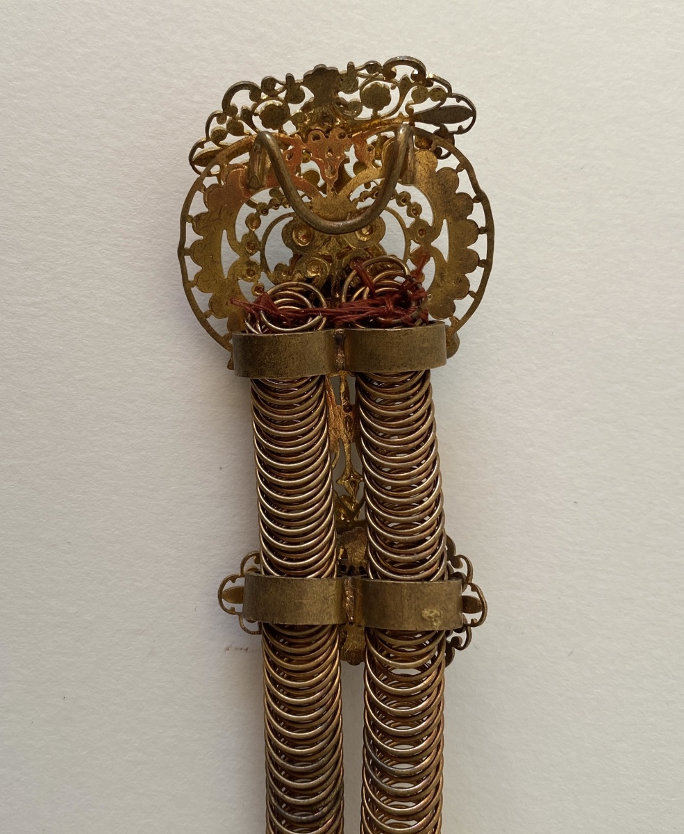 Collier de théâtre XIXème. Laiton doré et verre coloré. -photo-3