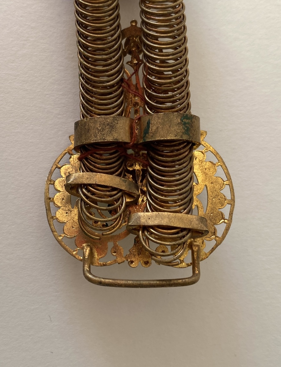 Collier de théâtre XIXème. Laiton doré et verre coloré. -photo-4