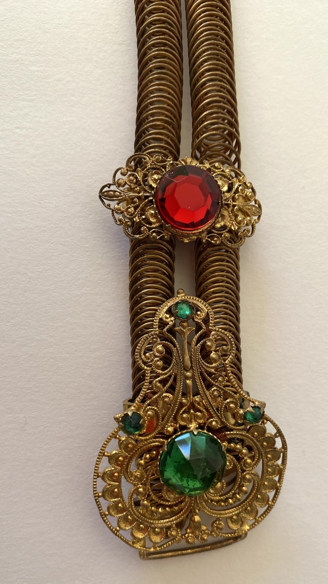 Collier de théâtre XIXème. Laiton doré et verre coloré. -photo-5
