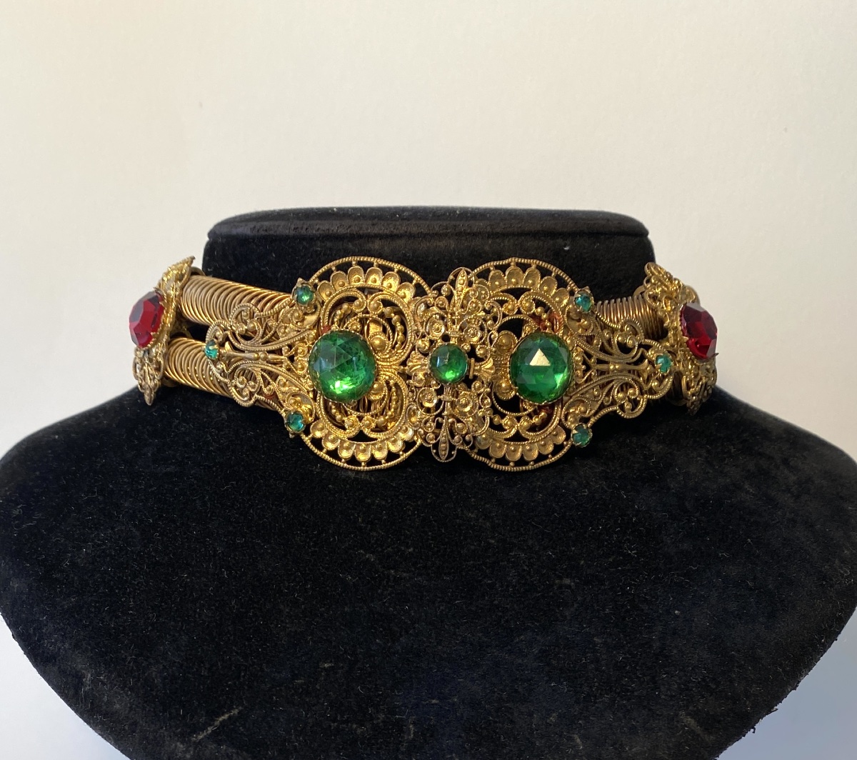 Collier de théâtre XIXème. Laiton doré et verre coloré. 
