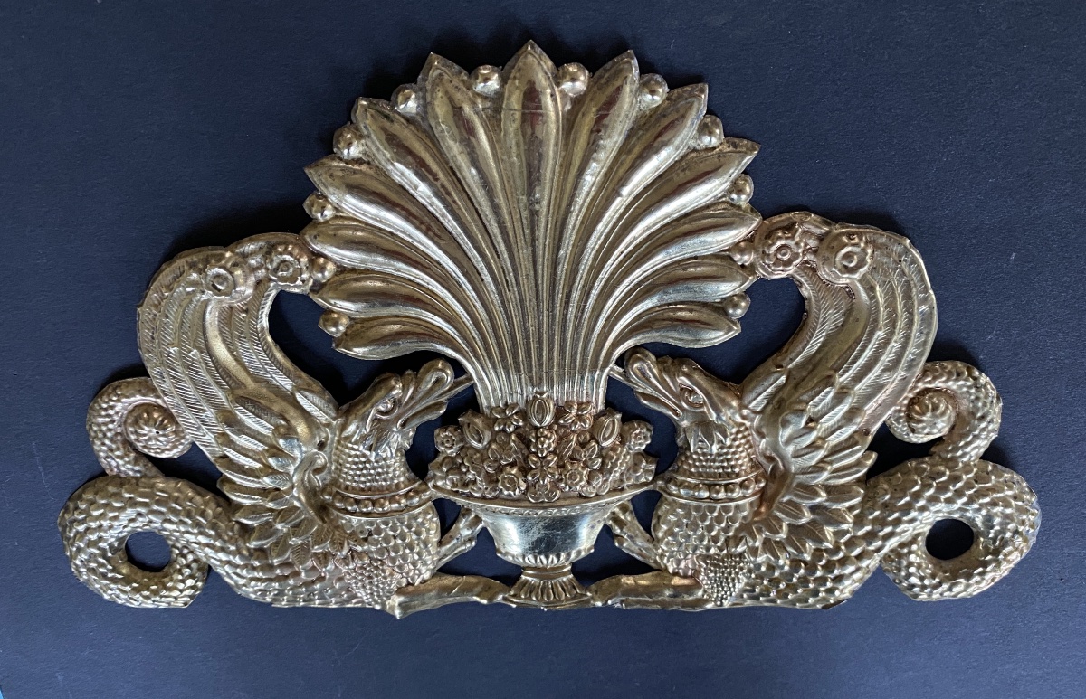 Fronton décoratif en laiton estampé de style Empire. Décor chimères ou griffons. Début XXème. -photo-3