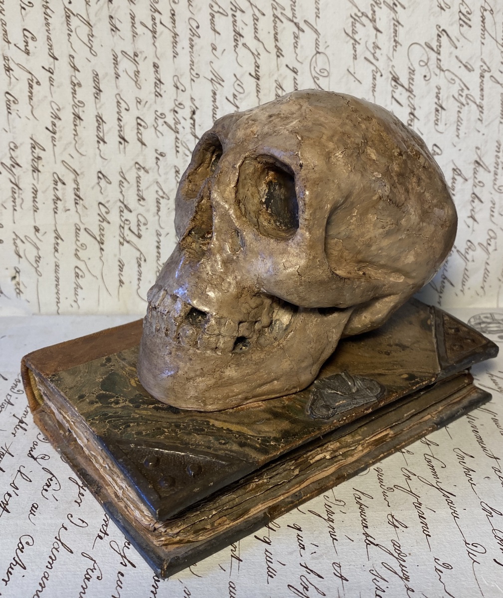 Presse-papiers XIXème. Memento Mori. Vanité. Crâne en plâtre patiné sur livre ancien. -photo-2