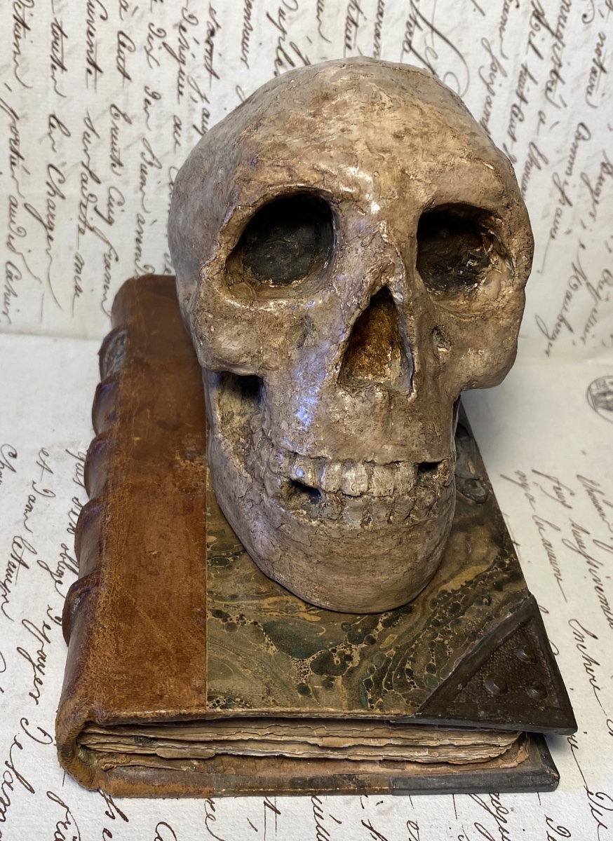 Presse-papiers XIXème. Memento Mori. Vanité. Crâne en plâtre patiné sur livre ancien. -photo-4