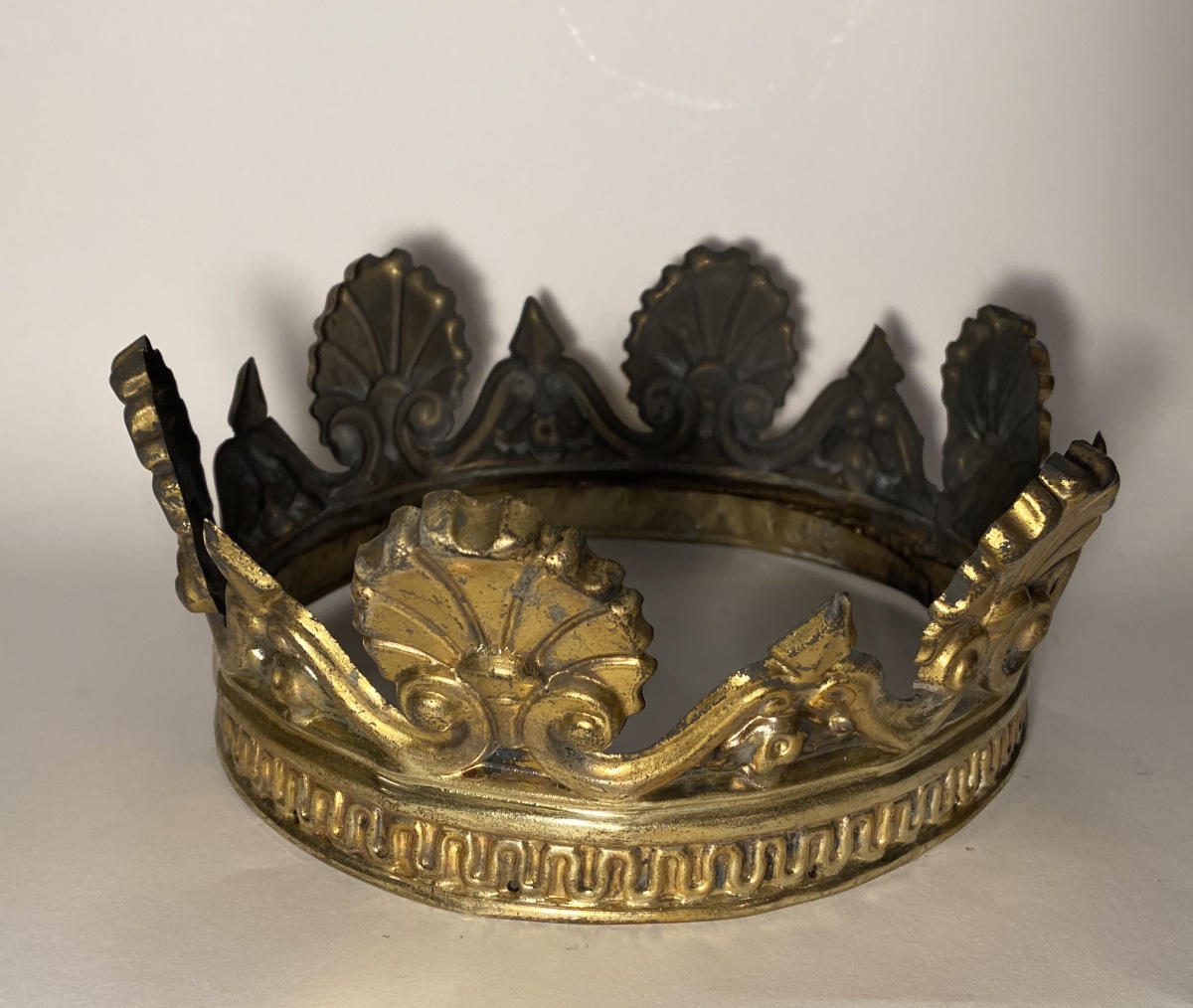 Couronne de théâtre ou de statue religieuse XIXème en laiton estampé. -photo-2