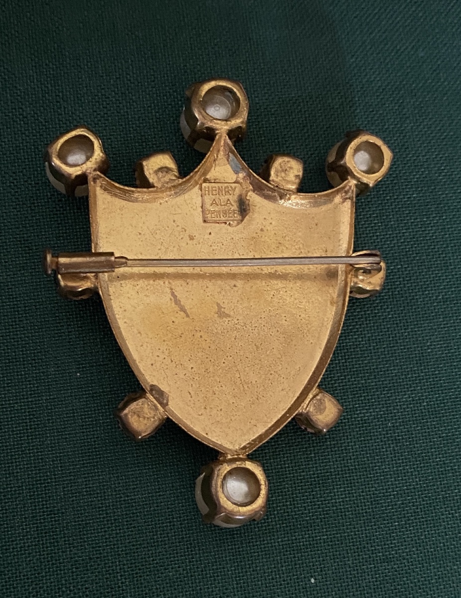 Henry à la pensée. Broche en forme d’écusson. Couronne comtale. Métal doré, perles et strass. -photo-2