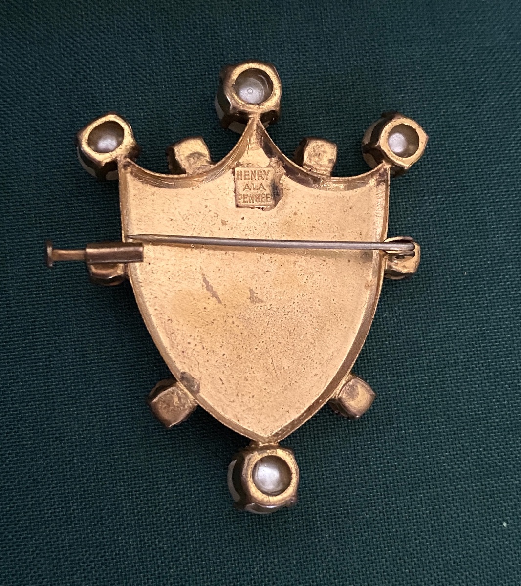 Henry à la pensée. Broche en forme d’écusson. Couronne comtale. Métal doré, perles et strass. -photo-3