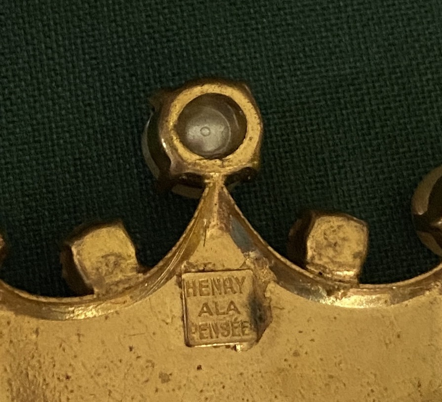 Henry à la pensée. Broche en forme d’écusson. Couronne comtale. Métal doré, perles et strass. -photo-4