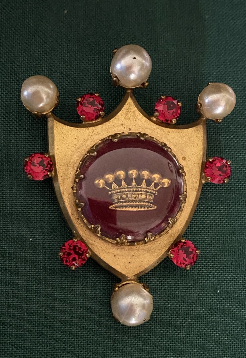 Henry à la pensée. Broche en forme d’écusson. Couronne comtale. Métal doré, perles et strass. 