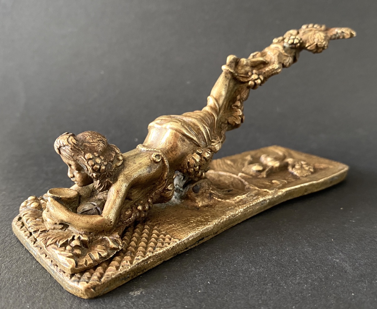 Pince à courrier en bronze XIXème. Jeune femme dans les vignes tenant une coupe de vin. -photo-2