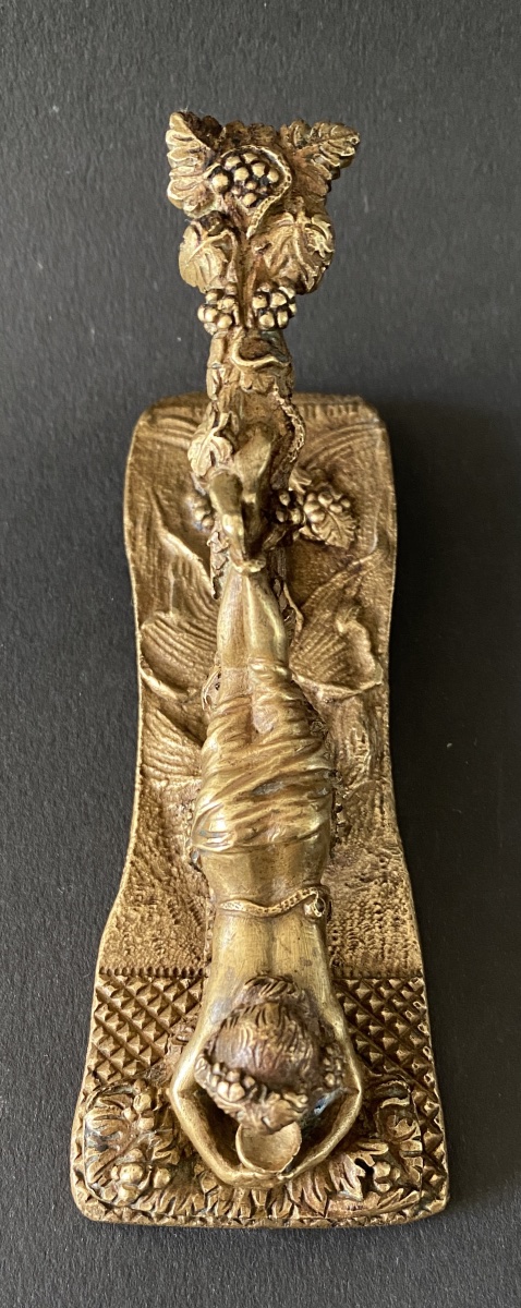 Pince à courrier en bronze XIXème. Jeune femme dans les vignes tenant une coupe de vin. -photo-4