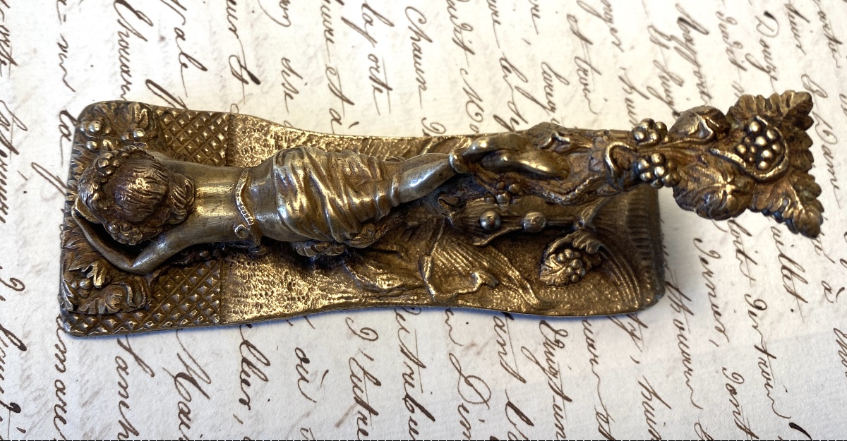 Pince à courrier en bronze XIXème. Jeune femme dans les vignes tenant une coupe de vin. -photo-4