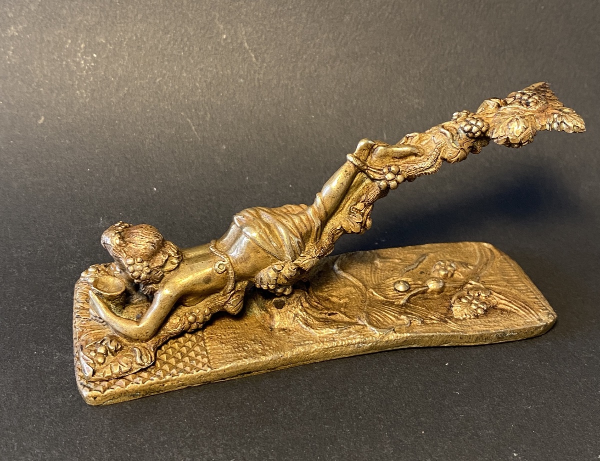 Pince à courrier en bronze XIXème. Jeune femme dans les vignes tenant une coupe de vin. 