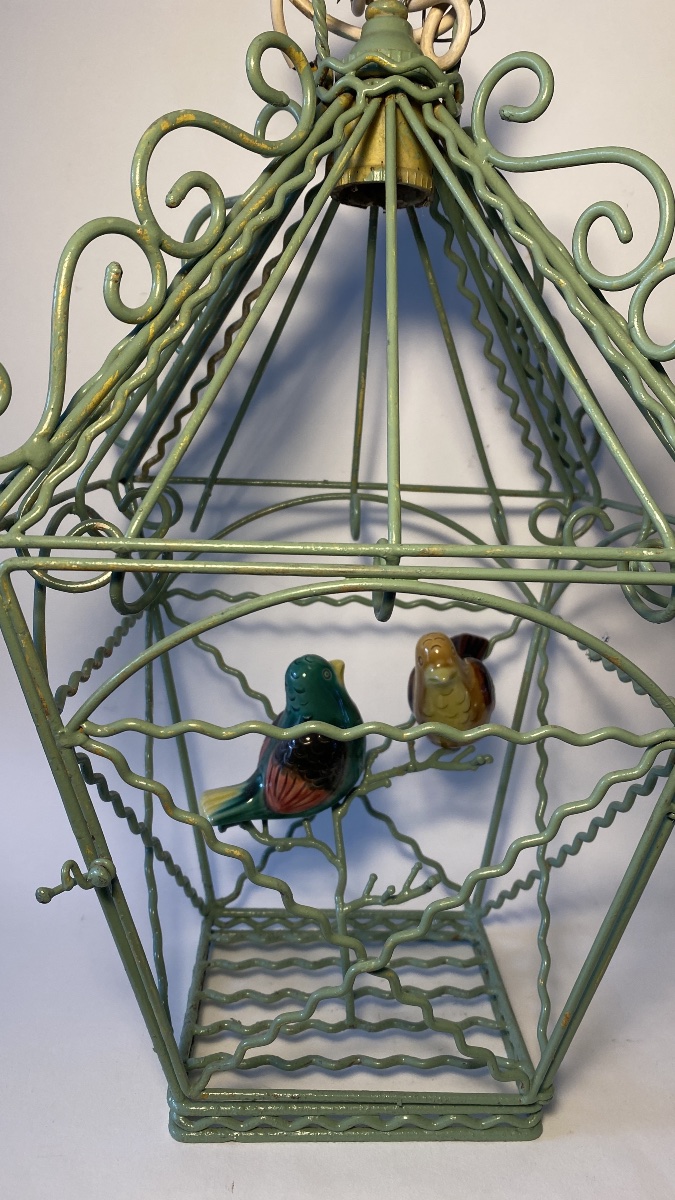 Lanterne. Cage à oiseaux en métal vert milieu XXème. Oiseaux en céramique. -photo-1