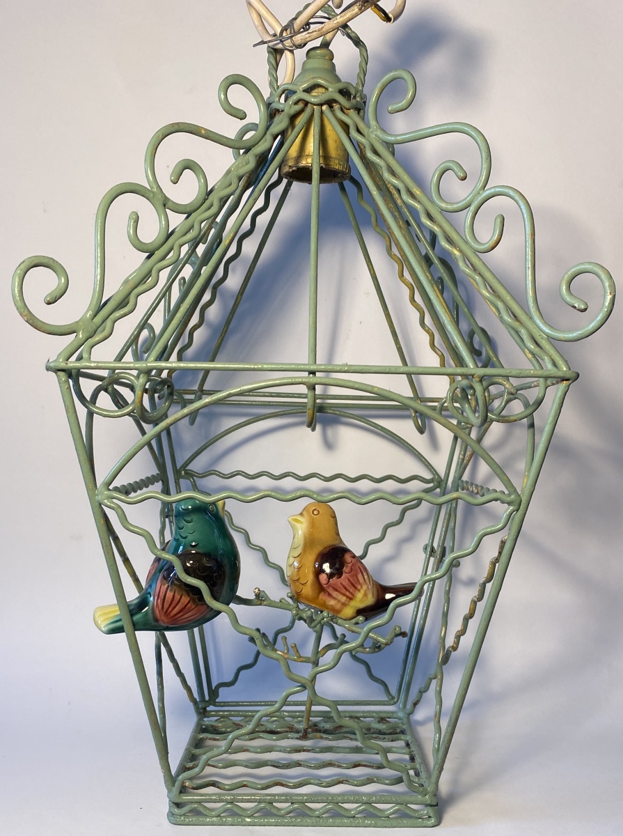 Lanterne. Cage à oiseaux en métal vert milieu XXème. Oiseaux en céramique. 