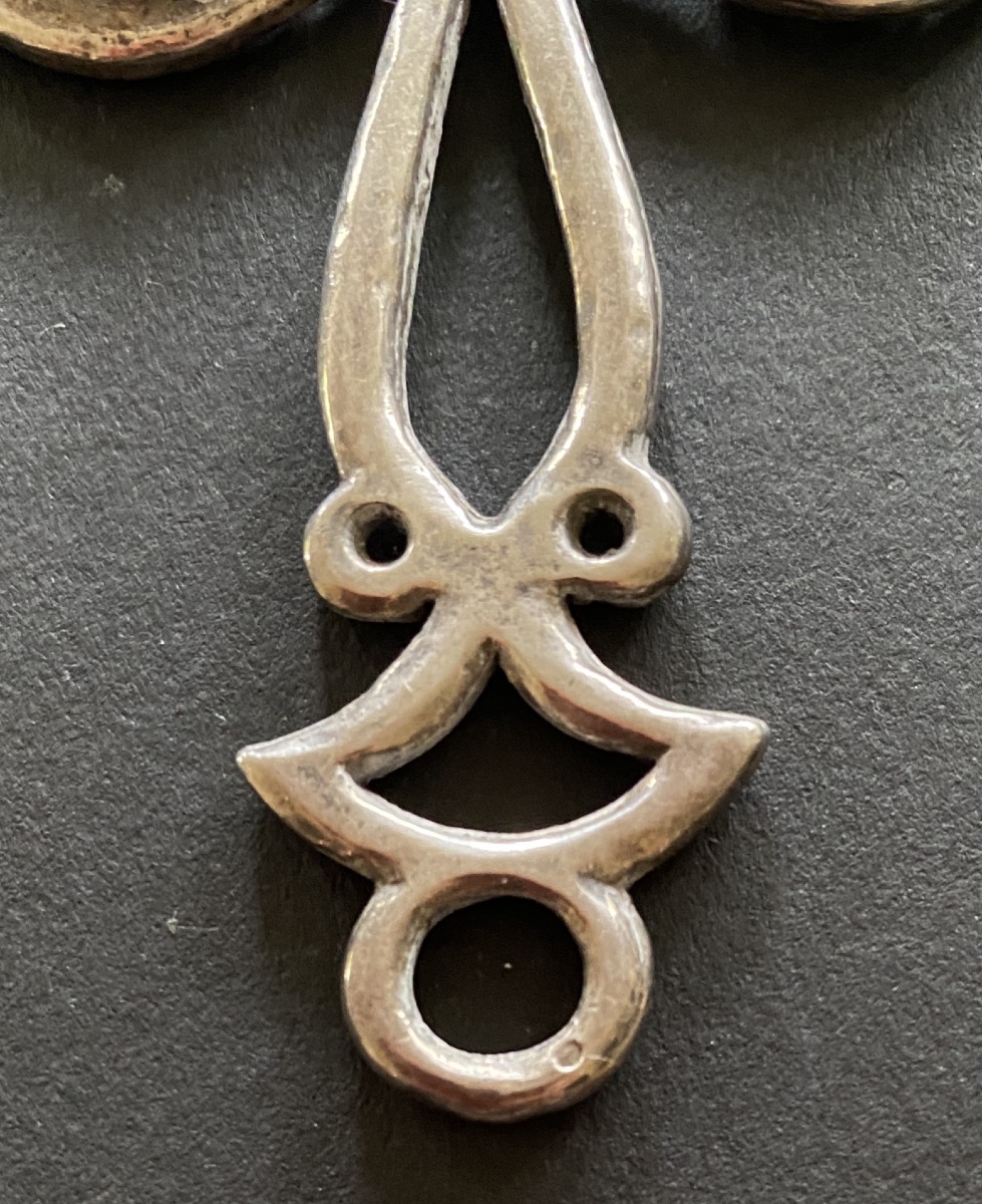 Pendentif milieu XXème. Argent et cabochons de pierre. Visage stylisé dans l’esprit de Cocteau-photo-2